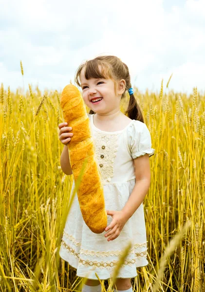 女孩与一长条面包 — 图库照片