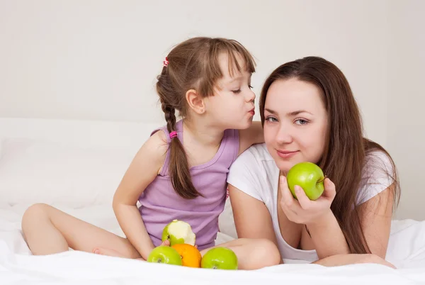Anne ve kızı elma yiyin — Stok fotoğraf