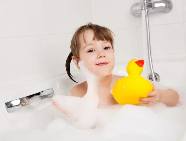 Liten flicka tar ett bad — Stockfoto