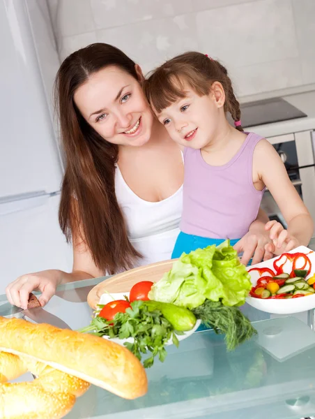 Anne ve kızı yemek — Stok fotoğraf