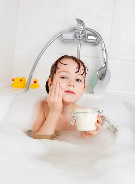 Маленькая девочка принимает ванну — стоковое фото
