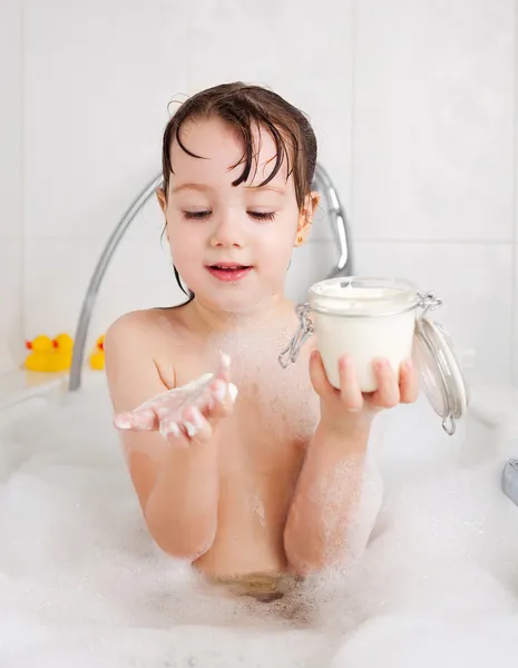 Маленькая девочка принимает ванну — стоковое фото