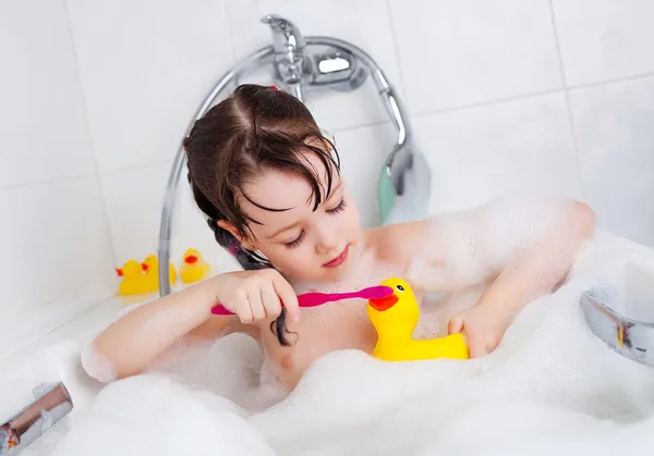 Menina toma um banho — Fotografia de Stock