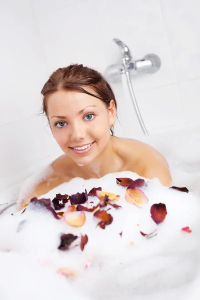 Chica tomando un baño —  Fotos de Stock
