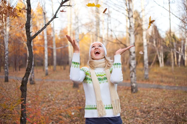 Дівчина з кленовим листям — стокове фото