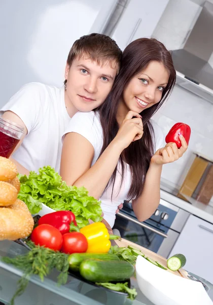 Casal cozinhar juntos — Fotografia de Stock