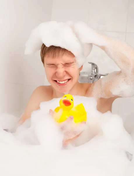Homem tomando banho — Fotografia de Stock