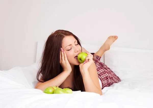 Chica comiendo manzanas — Foto de Stock