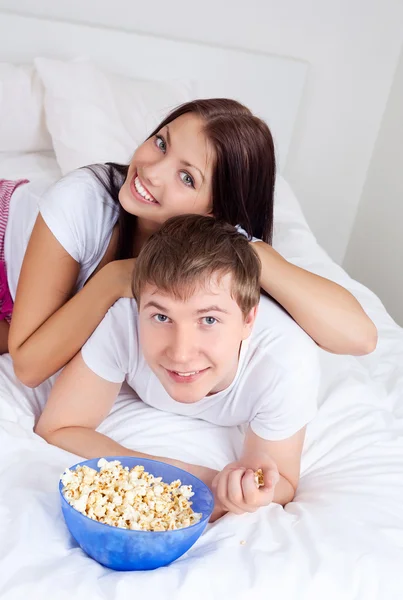 Para jedząca popcorn — Zdjęcie stockowe