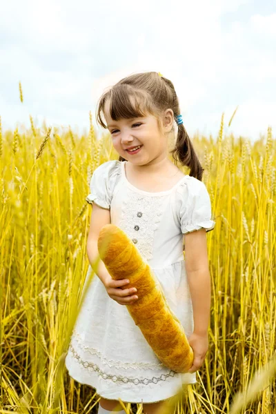 女孩与一长条面包 — 图库照片