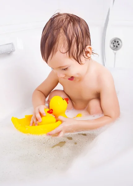Liten pojke tar ett bad — Stockfoto