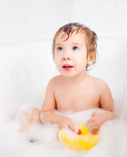 Küçük çocuk banyo yapıyor. — Stok fotoğraf