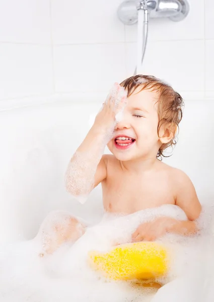 Kleiner Junge badet — Stockfoto