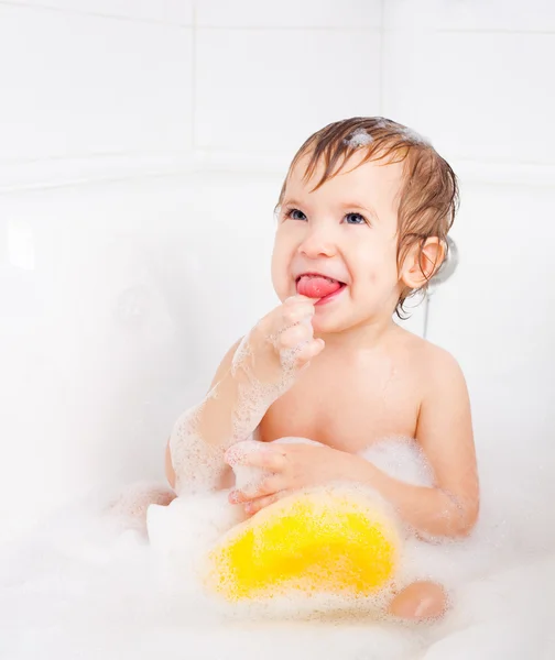 Küçük çocuk banyo yapıyor. — Stok fotoğraf