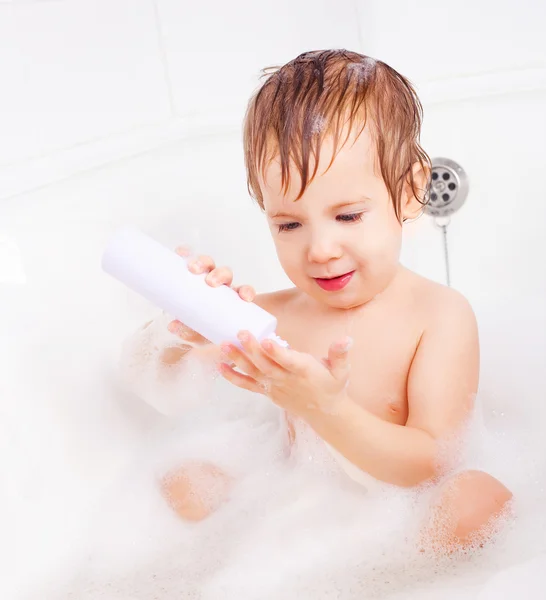 Маленький мальчик принимает ванну — стоковое фото