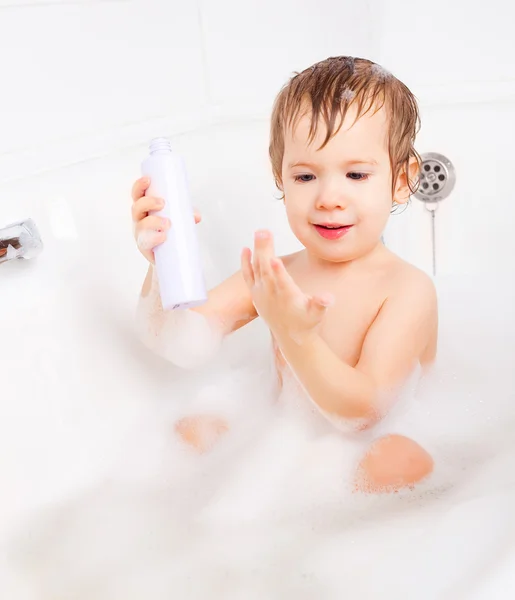 Niño pequeño tomando un baño — Foto de Stock