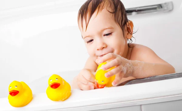 Malý chlapec se koupe — Stock fotografie