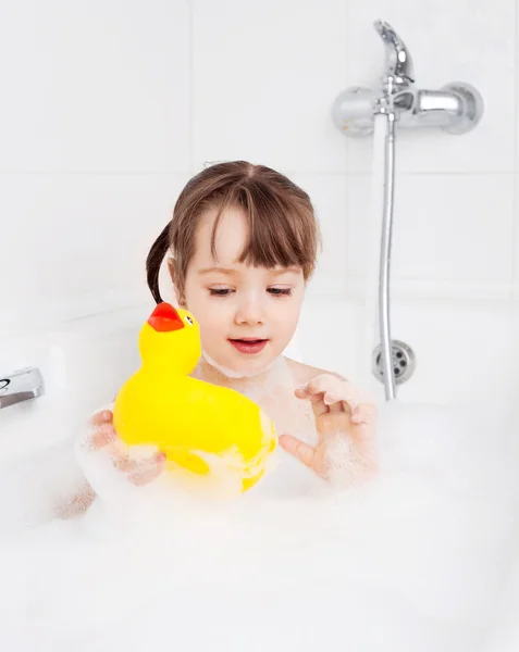 Ребёнок принимает ванну — стоковое фото