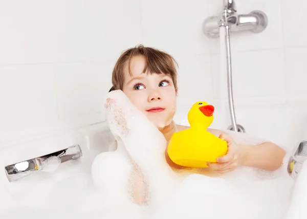 Criança tomando banho — Fotografia de Stock