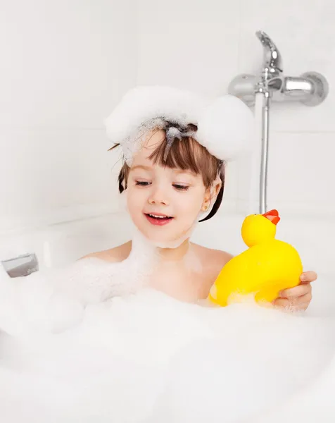 Kind badet — Stockfoto