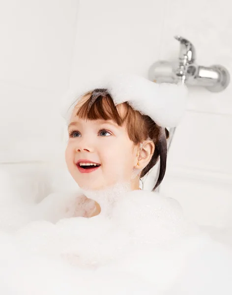 Criança tomando banho — Fotografia de Stock