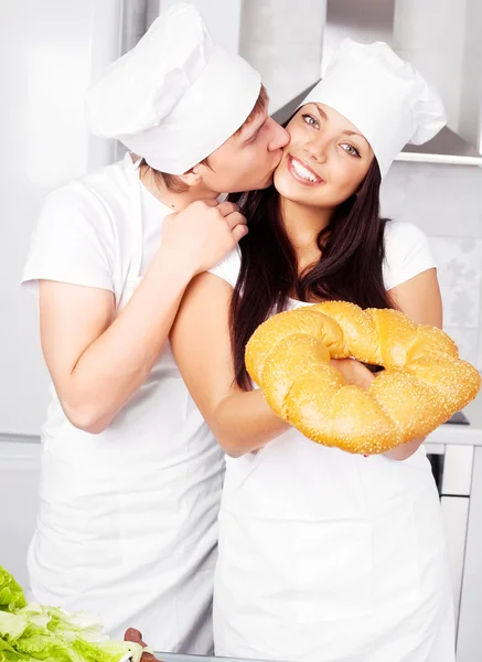 Panaderos con pan —  Fotos de Stock