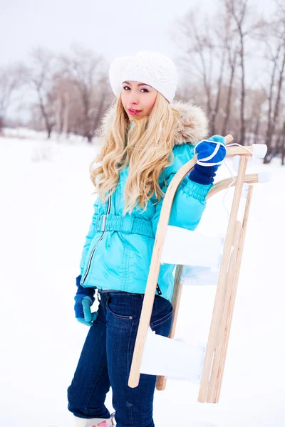 女孩用雪橇 — 图库照片