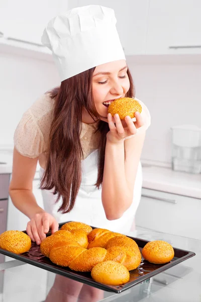Vrouw brood bakken — Stockfoto