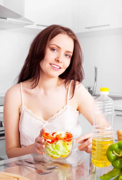 Donna che mangia insalata — Foto Stock