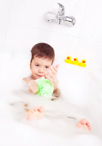 Ragazzo prendendo un bagno — Foto Stock