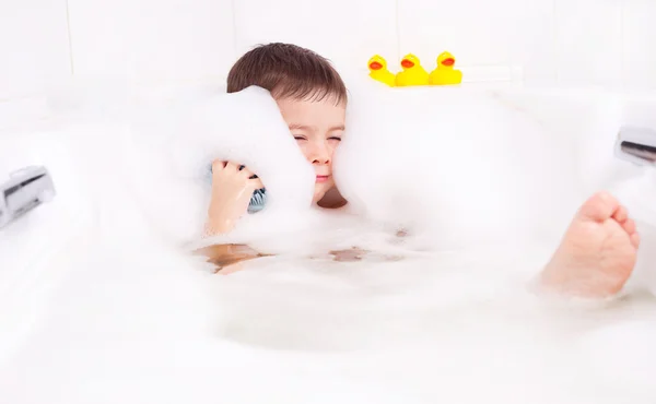 Garçon prenant un bain — Photo