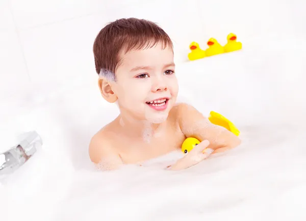 Chlapec ve vaně — Stock fotografie
