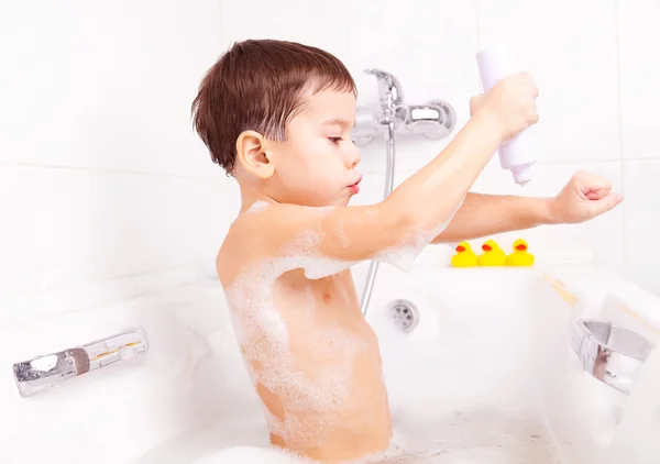 Niño tomando un baño — Foto de Stock