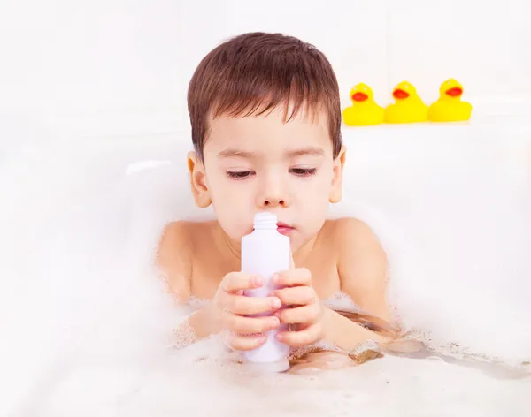 Junge nimmt ein Bad — Stockfoto