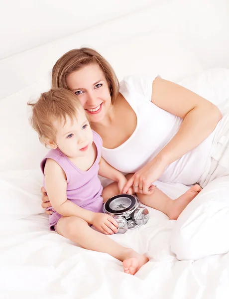 Junge Schöne Mutter Und Ihr Baby Auf Dem Bett Hause — Stockfoto