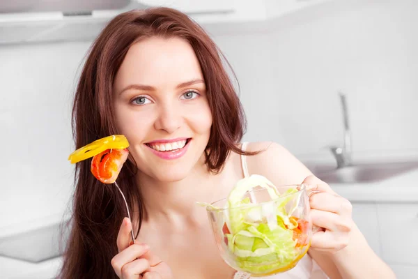 Schöne Junge Frau Isst Salat Der Küche Hause — Stockfoto