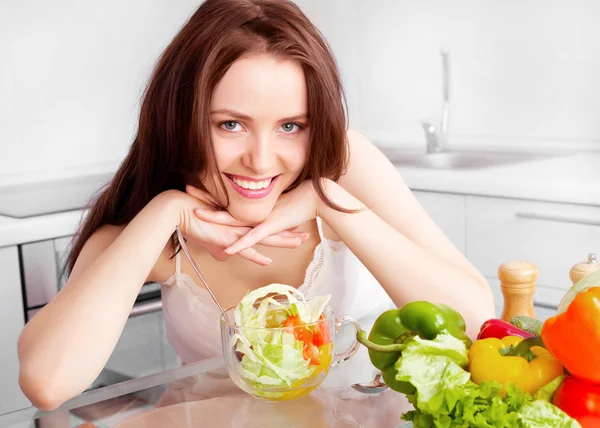 Mooie Jonge Vrouw Salade Eten Keuken Thuis — Stockfoto