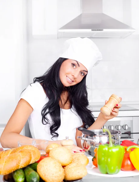 Güzel Bir Kız Evde Mutfakta Yemek — Stok fotoğraf
