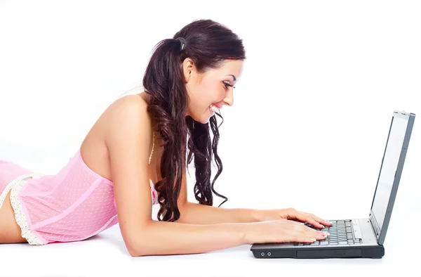 室画像的性感黑发女孩在地上用一台笔记本电脑 — 图库照片