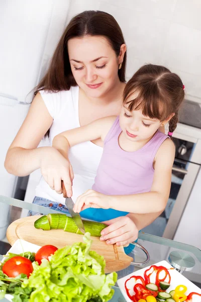 Genç Anne Beş Yaşındaki Kızını Birlikte Evde Mutfak Pişirmek — Stok fotoğraf
