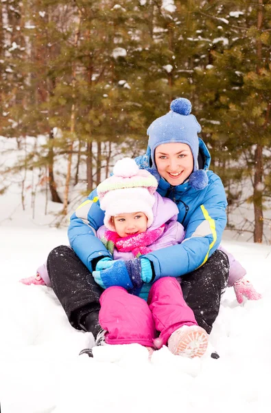 幸福的家庭 年轻的母亲和她的女儿在冬季公园开心 — 图库照片
