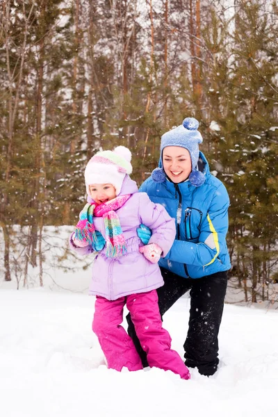 Szczęśliwa Rodzina Młoda Matka Jej Córka Zabawy Winter Park Skupić — Zdjęcie stockowe