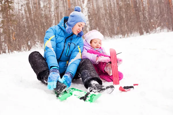 Familia Feliz Madre Joven Hija Esquiando Divirtiéndose Parque Invierno —  Fotos de Stock