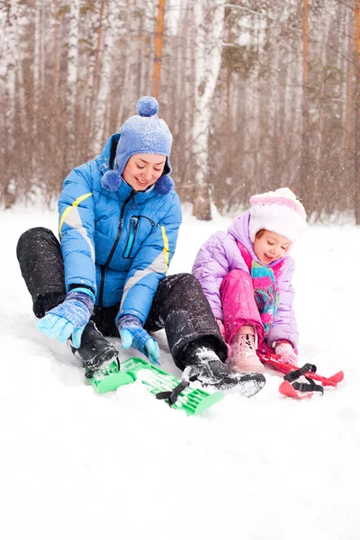 Moeder en dochter skiën — Stockfoto