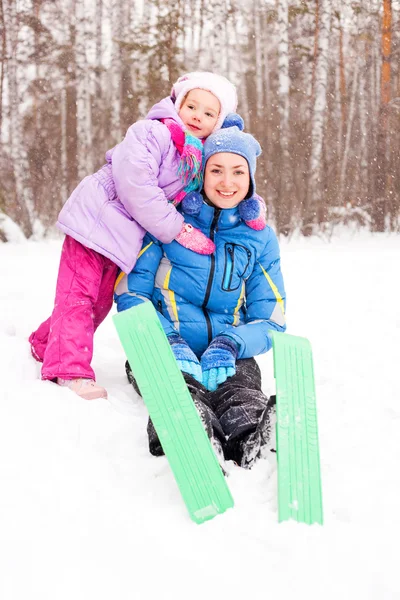 幸せな家族 若い母親と娘のスキーとウィンター パーク 母親にフォーカスが楽しい — ストック写真