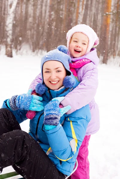 Boldog Család Fiatal Anya Lánya Szórakozás Téli Parkban Középpontjában Gyermek — Stock Fotó