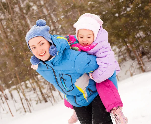Szczęśliwa Rodzina Młoda Matka Jej Córka Zabawy Winter Park — Zdjęcie stockowe