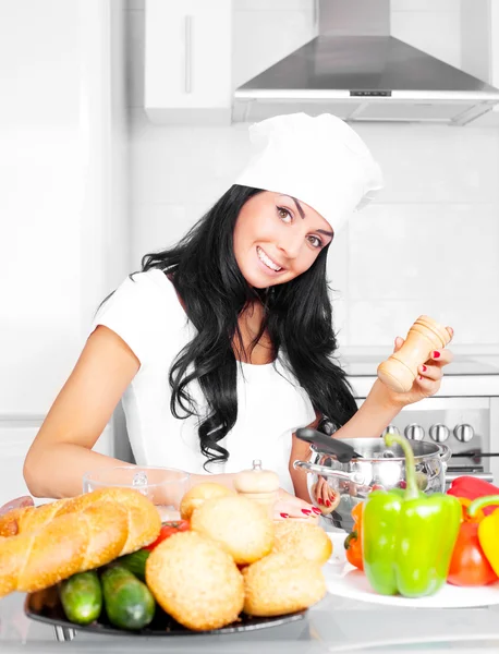 Mädchen kochen — Stockfoto