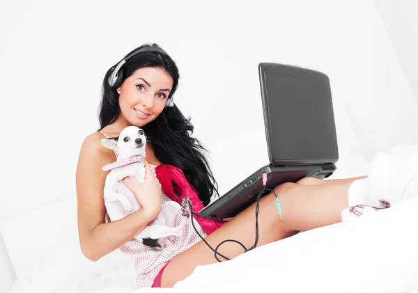 Glückliches Brünettes Mädchen Mit Laptop Und Kopfhörer Auf Dem Bett — Stockfoto