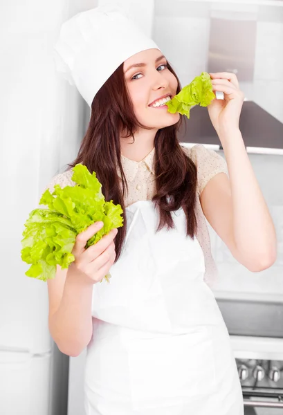 Güzel Genç Salata Mutfakta Yemek — Stok fotoğraf